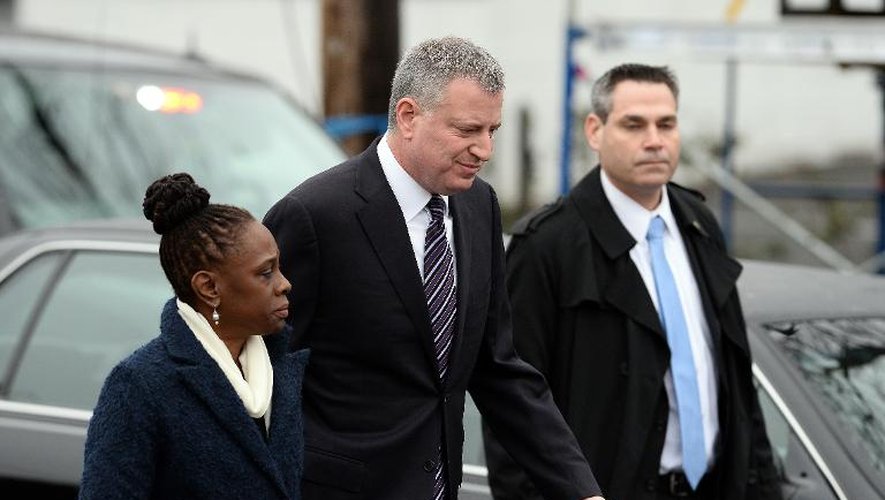 Le maire de New York Bill de Blasio (c) se rend, avec sa femme Chirlane McCray, aux funérailles du policier assassiné Wenjian Liu à New York le 4 janvier 2015