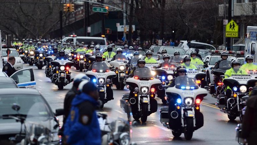 La police de New York défile pour rendre hommage à leur camarade assassiné Wenjian Liu à New York le 4 janvier 2015
