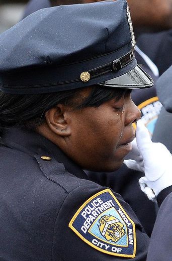 Une policière de New York pleure lors des funérailles d'un confrère assassiné Wenjian Liu à New York le 4 janvier 2015