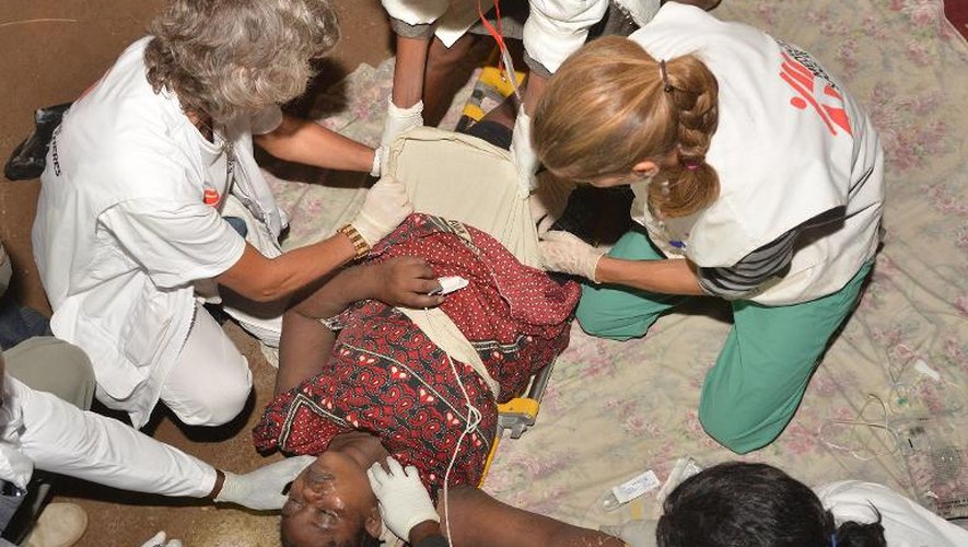 Des médecins tentent de soigner une femme qui a été retirée des décombres d'un immeuble de 5 étages qui s'est effondré à Nairobi le 4 janvier 2015
