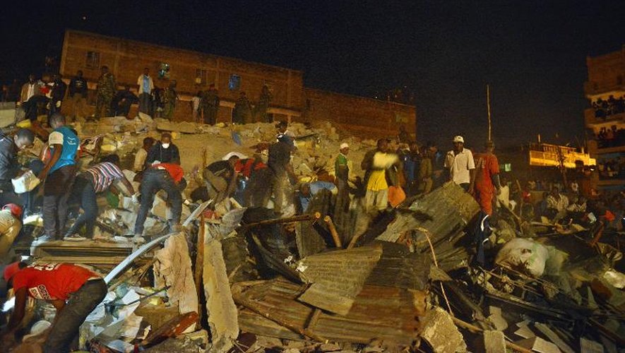 Des équipes de sauvetage tentent de dégager des décombres des personnes qui se trouvaient dans l'immeuble de 5 étages qui s'est effondré à Nairobi le 4 janvier 2015