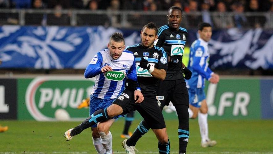Le milieu de Grenoble Samir Diri (g) lors du match de Coupe de France contre Marseille, le 4 janvier 2015 à Grenoble
