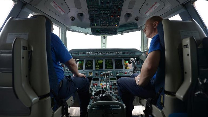 Des Russes aux commandes d'un avion participant aux opérations de recherche le 4 janvier 2015 à Pangkalan Bun