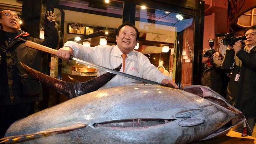 Le propriétaire de la chaîne de restaurants Sushi Zanmai, Kiyoshi Kimura, présente le 5 janvier 2015 le thon qu'il vient d'acheter à la première criée de l'année à Tokyo