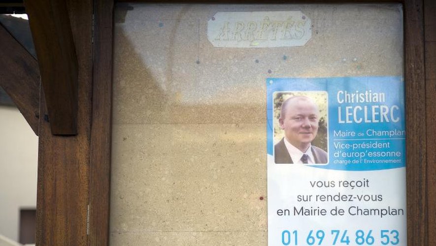 Un poster sur lequel on peut voir le visage du maire de Champlan (Essonne) Christian Leclerc, le 4 janvier 2014