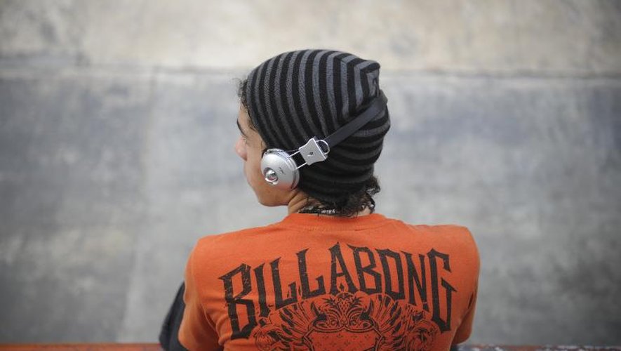 Un jeune écoute de la musique au casque à Caracas, au Venezuela