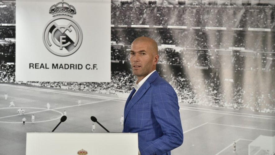 Le nouvel entraîneur du Real Madrid Zinédine Zidane devant la presse à Santiago-Bernabeu, le 4 janvier 2016