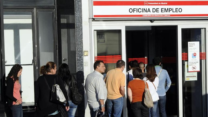 Des personnes font la queue devant une agence pour l'emploi à Madrid le 4 septembre 2012