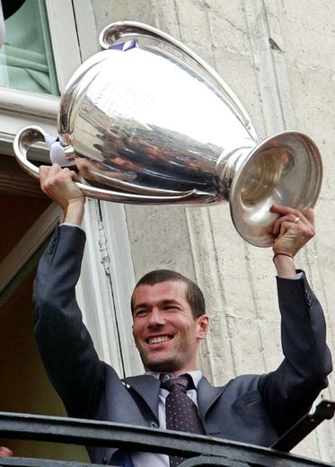 Zinédine Zidane brandit le trophée de la Ligue des champions remporté par le Real en 2002, le 16 mai à Madrid