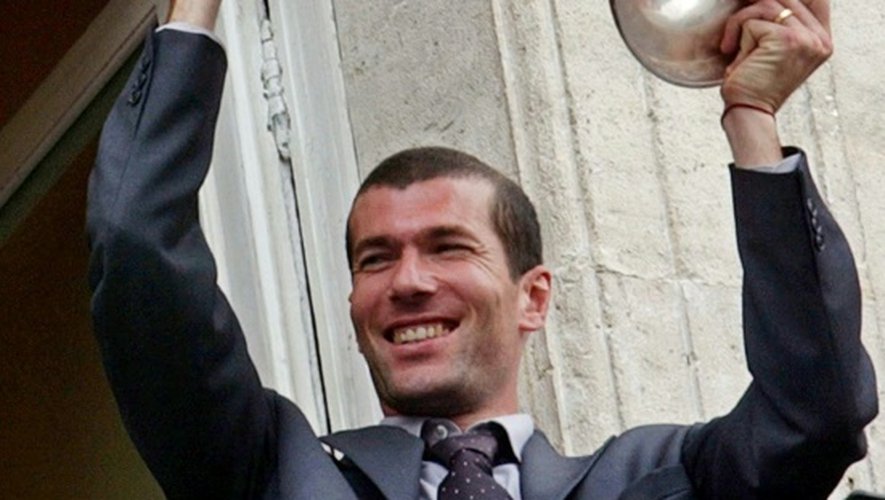 Zinédine Zidane brandit le trophée de la Ligue des champions remporté par le Real en 2002, le 16 mai à Madrid