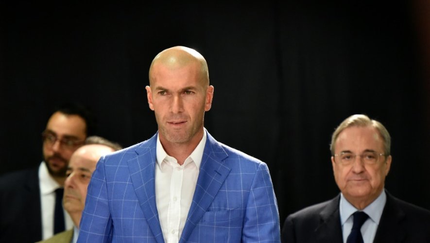 Zinédine Zidane avec le patron du Real Madrid Florentino Pérez avant l'officialisation de sa nomination, le 4 janvier 2016 à Bernabeu