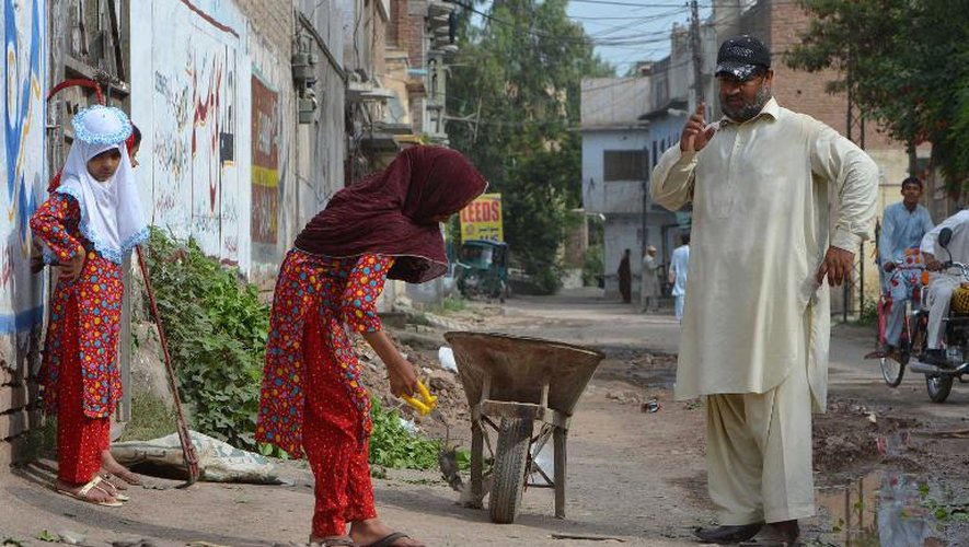 Naseer Ahmad ramasse des rats morts à Peshawar le 18 mai 2014 alors qu'il lutte contre la prolifération des rongeurs dans la ville pakistanaise