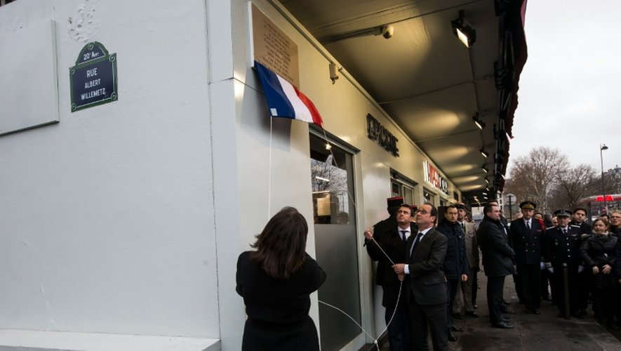 Anne Hidalgo, Francois Hollande et Manuel Valls lors de la cérémonie commémorative à l'Hyper Cacher le 5 janvier 2016 à Paris