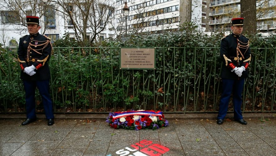Sur le trottoir est inscrit "Je suis Ahmed" en lettres tricolores devant la plaque dévoilée  boulevard Richard-Lenoir où a été tué le policier Ahmed Merabet, le 5 janvier 2016 à Paris