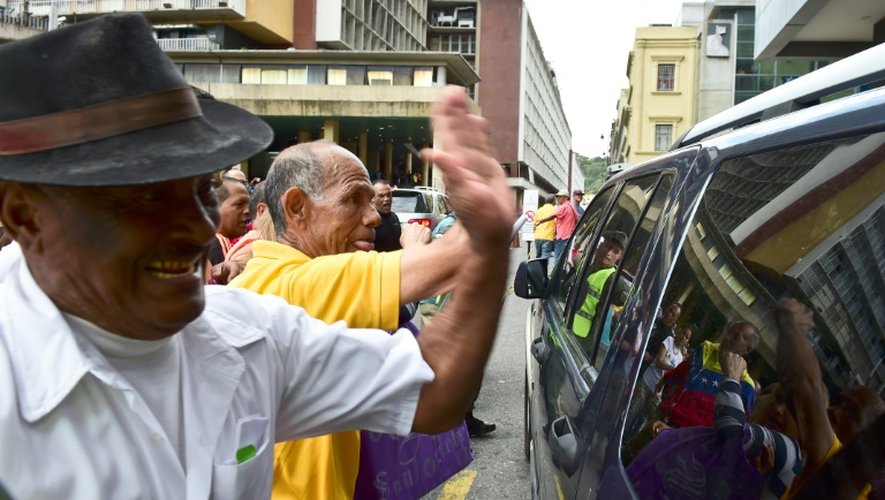 Les partisans du président Maduro frappent le véhicule Henry Ramos Allup, le nouveau président du Parlement, le 4 janvier 2016 à Caracas