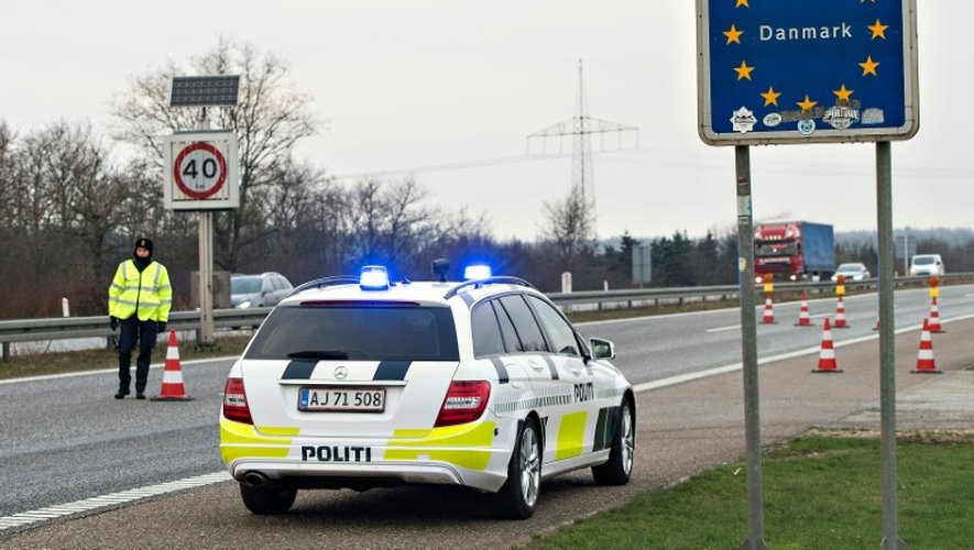 Policiers déployés le 4 janvier 2016 à Krusaa à la frontière entre l'Allemagne et le Danemark