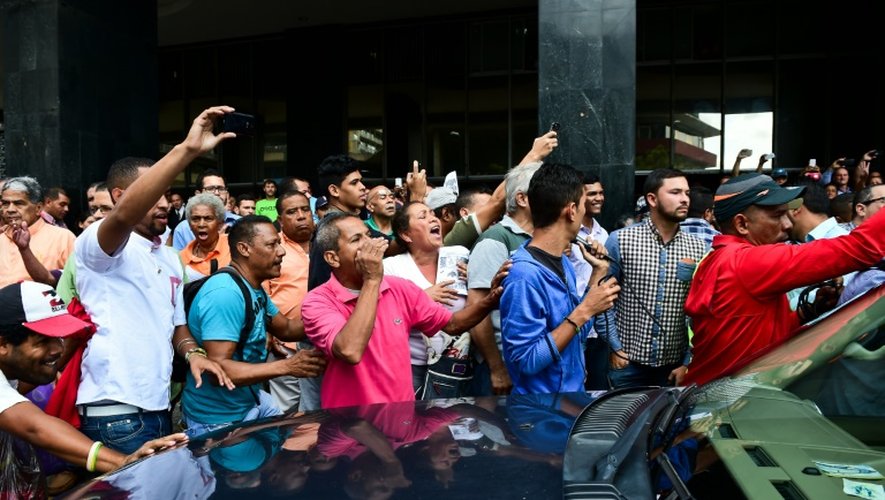 Des partisans du président Maduro manifestent devant l'assemblée nationale à Caracas, le 4 janvier 2016 lors de l'arrivée des membres de l'opposition