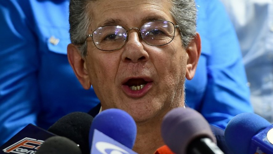 Henry Ramos Allup, le chef de l'opposition et président du Parlement s'exprime devant les journalistes à Caracas le 3 janvier 2016