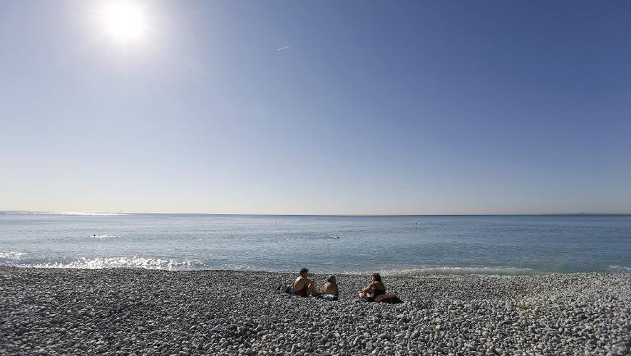 Des personnes profitent du soleil sur une plage de Nice, le 7 mars 2014