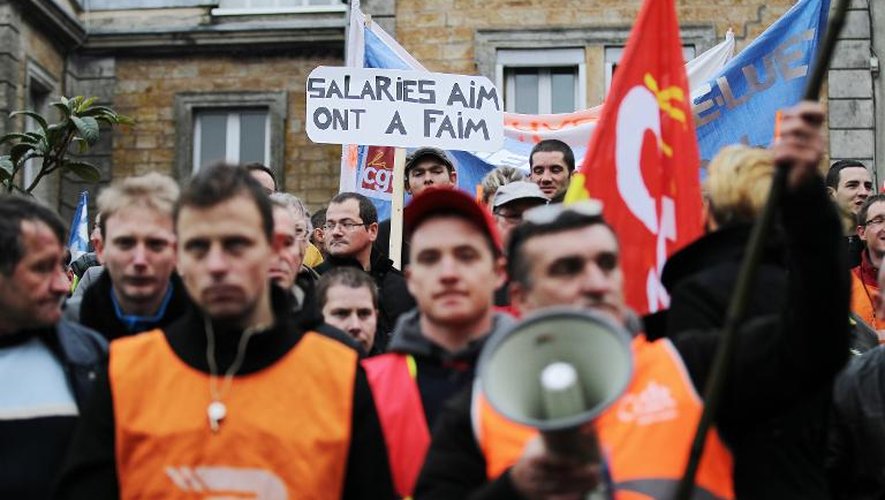 Des employés des abattoirs normands AIM manifestent le 6 janvier 2015 devant le tribunal de commerce de Coutances, dans la Manche