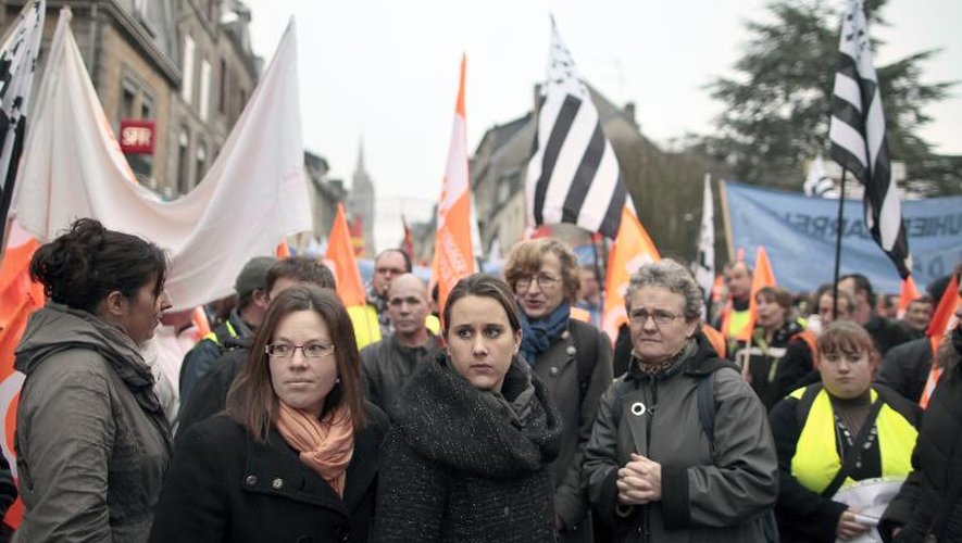 Des employés des abattoirs normands AIM manifestent le 6 janvier 2015 devant le tribunal de commerce de Coutances, dans la Manche