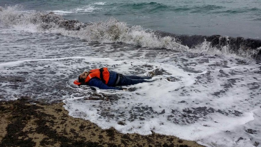 Un migrant échoué sur une plage dans le district de Dikili le 5 janvier 2016