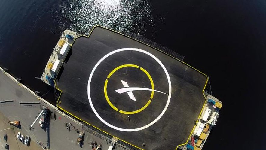 Photo transmise le 5 janvier 2015 par SpaceX montrant la plateforme flottante où doit atterrir le premier étage de la fusée Falcon 9, dans l'océan Atlantique, au large de Jacksonville, en Floride