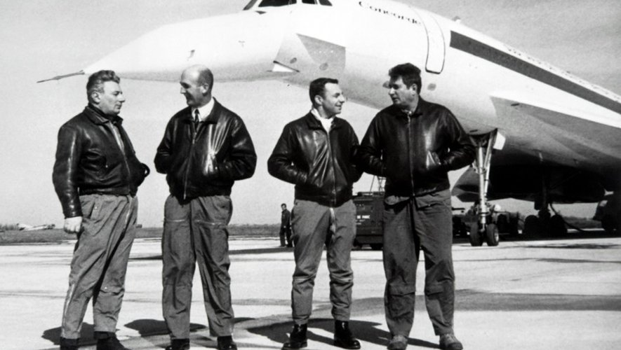 L'équipage du Concorde 001 avec André Turcat (2è à gauche), le 28 février 1969 à Toulouse