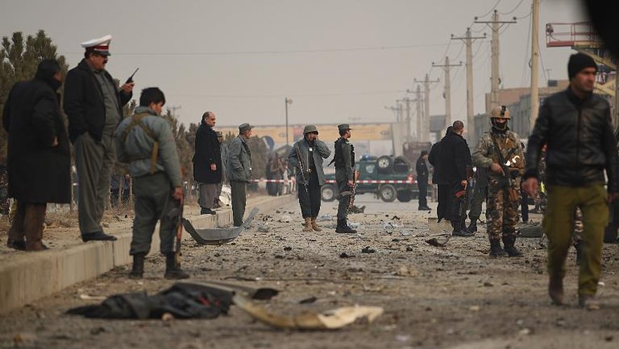 Les forces de sécurité afghanes examinent les lieux d'un attentat suicide visant un véhicule de  l'Union européenne le 5 janvier 2015 à Kaboul