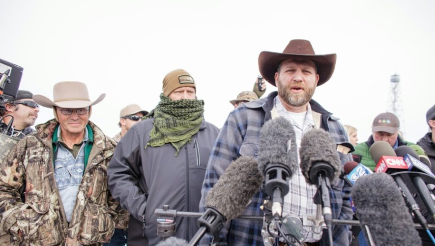 Ammon Bundy, chef d'un groupe de miliciens armés antigouvernementaux, parle aux médias dans le Parc national du Malheur de Burns, dans l'Orégon le 4 janvier 2016