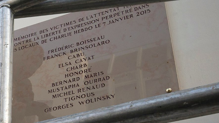 Le nom du dessinateur Georges Wolinski,  mal orthographié sur la plaque commémorative, dévoilée le 5 janvier 2015 à Paris
