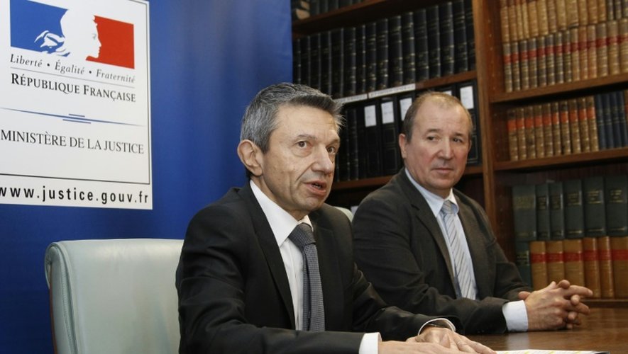 Le procureur de Perpignan Achille Kiriakides (G), aux côtés du directeur départemental de la Sûreté Yannick Janas (D) lors d'une conférence de presse à Perpignan le 5 janvier 2016