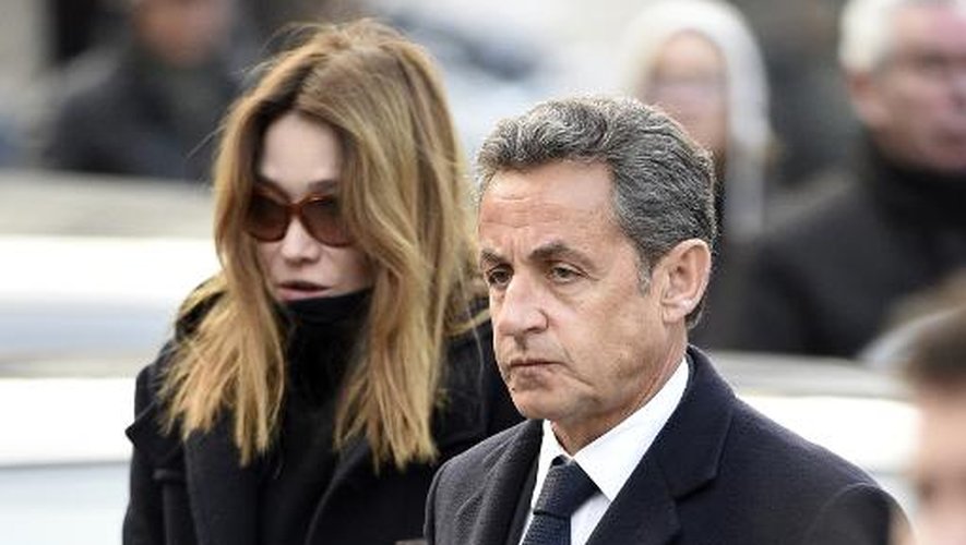 L'ex-président Nicolas Sarkozy et son épouse Carla Bruni arrivent aux obsèques de l'animateur Jacques Chancel célébrées en l'église Saint-Germain-des-Près à Paris le 6 janvier 2015