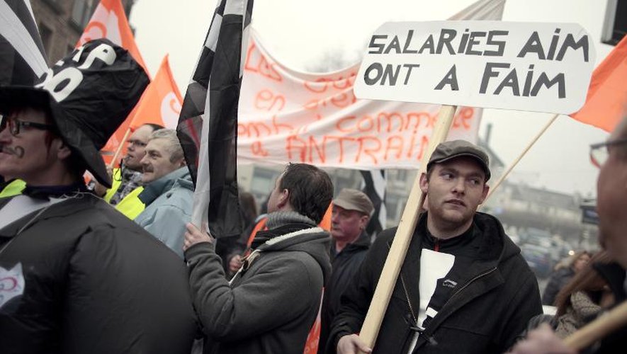 Des employés des abattoirs normands AIM manifestent le 6 janvier 2015 devant le tribunal de Coutances, dans la Manche