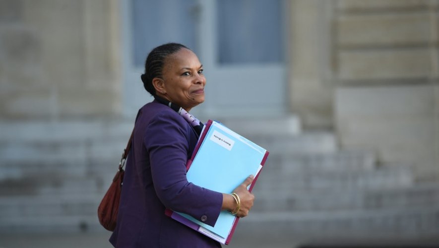 La ministre de la Justice Christiane Taubira à la sortie du Conseil des ministres le 23 décembre 2015 à l'Elysée à Paris