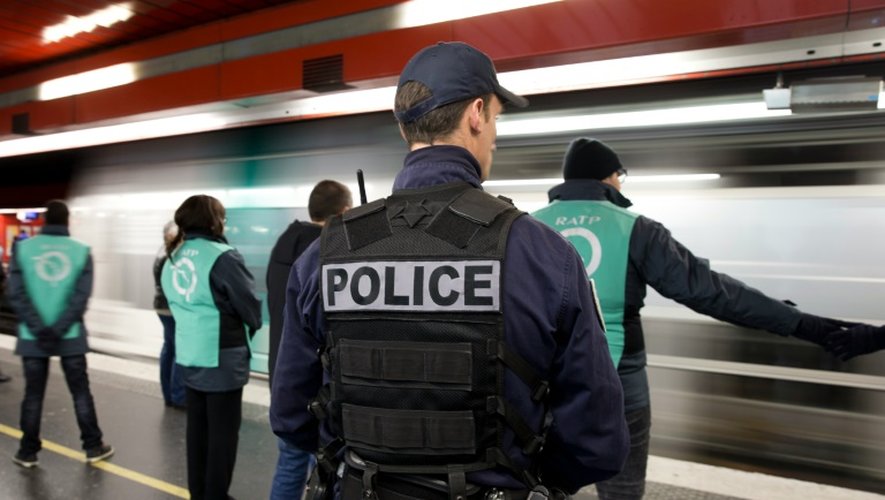 Un policier en patrouille dans le métro le 30 décembre 2015 à Paris