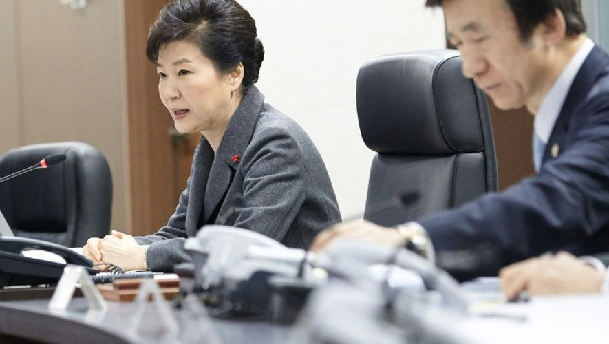 Photo fournie par la Maison Bleue de la présidente sud-coréenne Park Geun-Hye (g) et de son ministre des Affaires étrangères Yun Byung-Se durant le Conseil national de sécurité qui s'est déroulé au palais présidentiel à Séoul le 6 janvier 2016