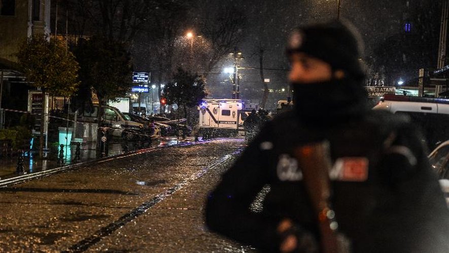 Un policier monte la garde devant le poste de police où a eu lieu une attaque-suicide, à Istanbul le 6 janvier 2015