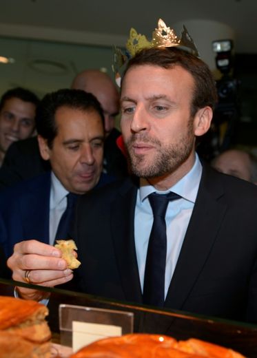 Le ministre de l'Economie Emmanuel Macron le premier jours des soldes à Paris le 6 janvier 2016