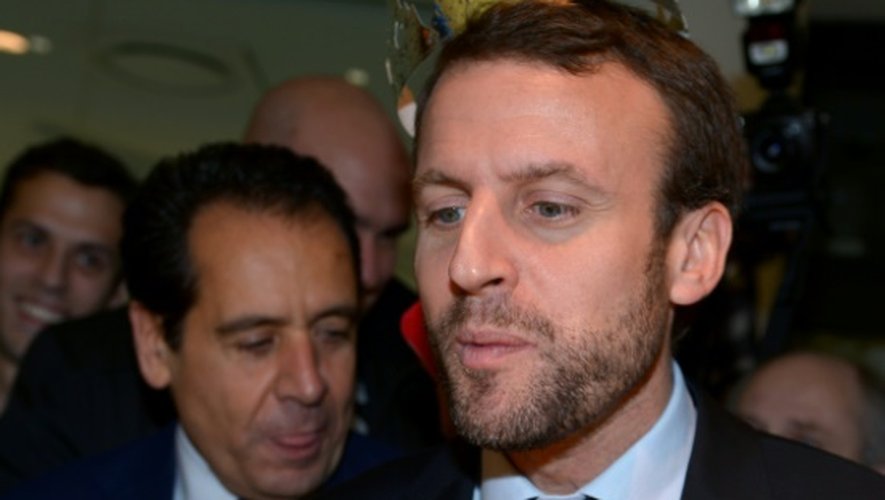 Le ministre de l'Economie Emmanuel Macron le premier jours des soldes à Paris le 6 janvier 2016
