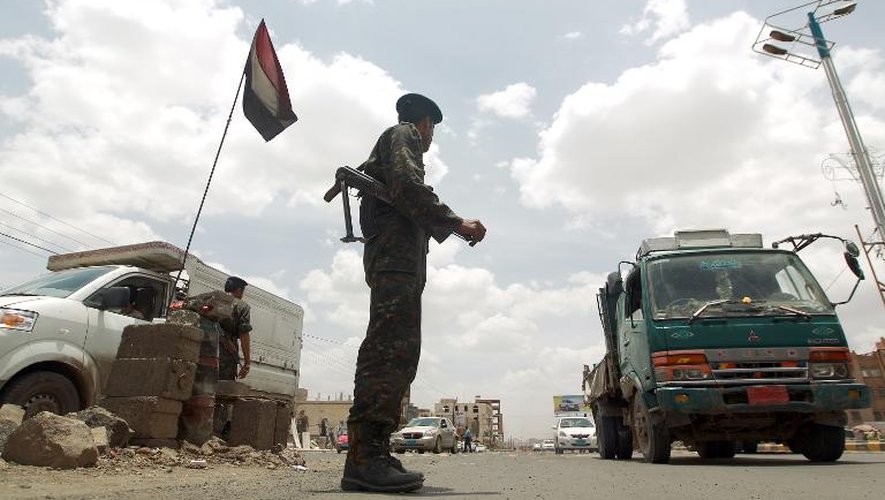 Un soldat yémenite contrôle un point de passage à Sanaa, le 12 mai 2014