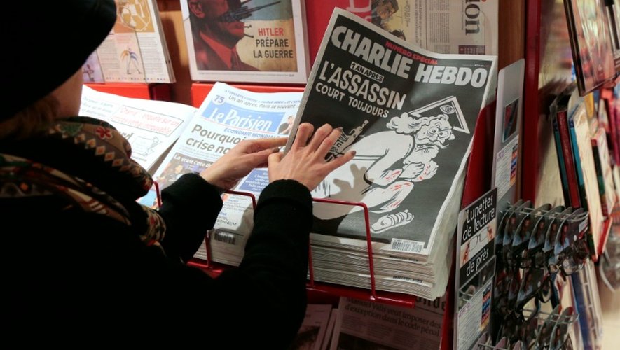 Le numéro anniversaire de Charlie Hebdo en kiosque le 6 janvier 2016 à Paris