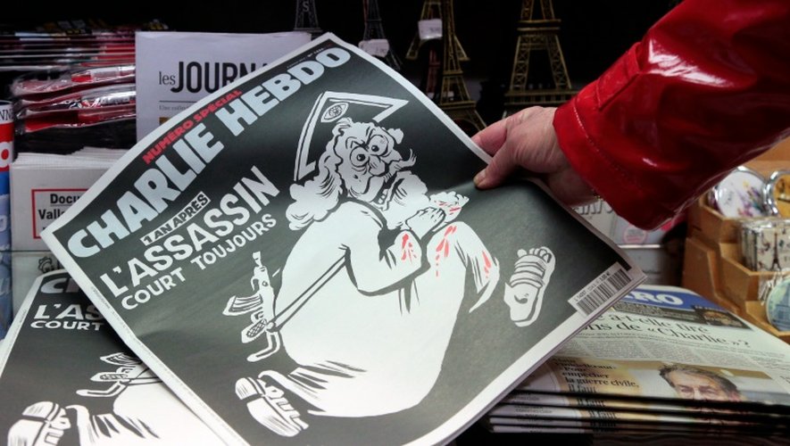 Le numéro anniversaire de Charlie Hebdo en kiosque le 6 janvier 2016 à Paris