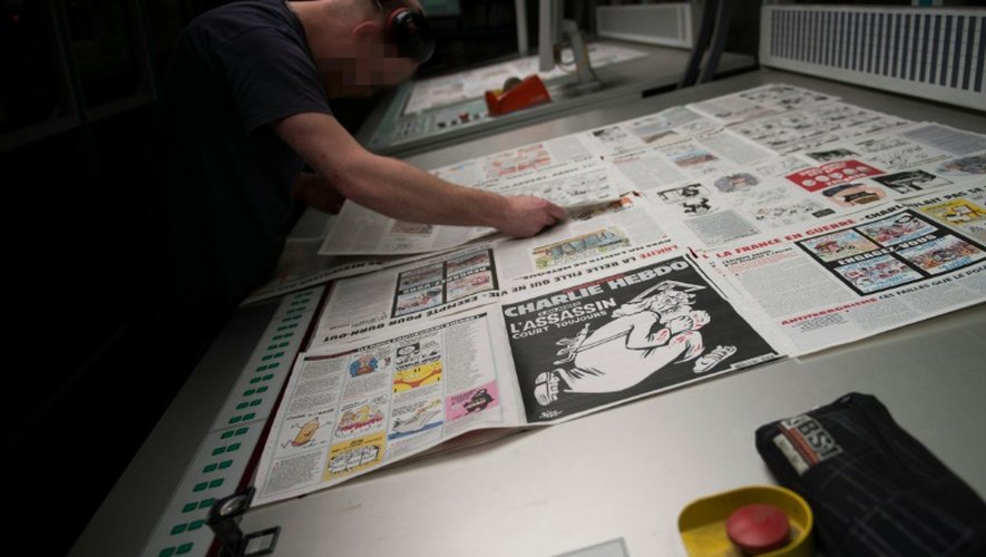 Impression de la dernière édition de Charlie Hebdo le 4 janvier 2016 près de Paris