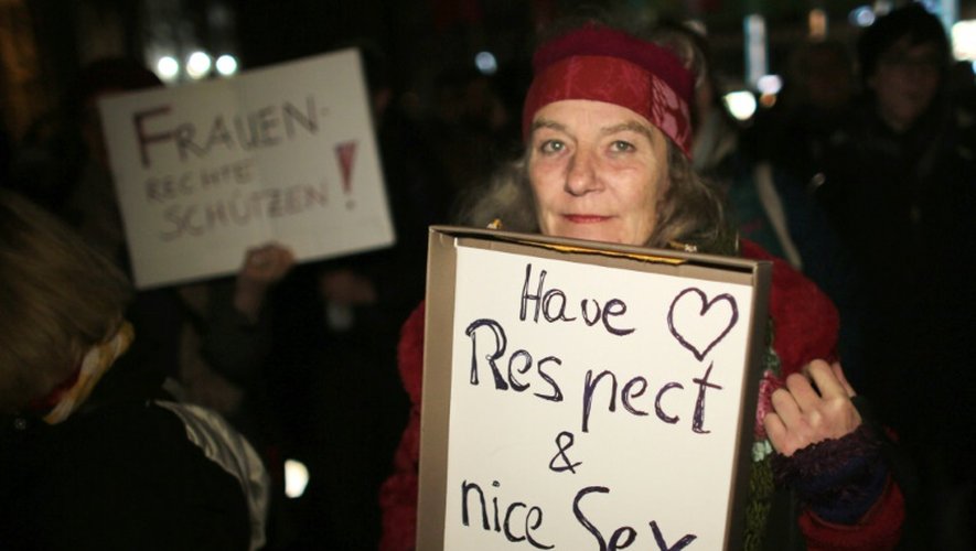 Une femme tient une pancarte "Ayez du respect et du bon sexe" pendant une manifestation à Cologne le 5 janvier 2016