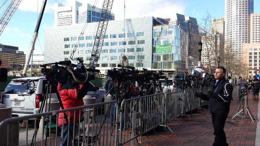 Des journalistes le 5 juin 2015 devant le tribunal de Boston où est jugé Djokhar Tsarnaev, l'auteur présumé des attentats du marathon