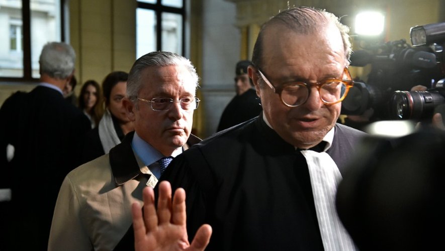 Le marchand d'art Guy Wildenstein et son avocat Hervé Temime à la sortie du tribunal le 4 janvier 2016 à Paris