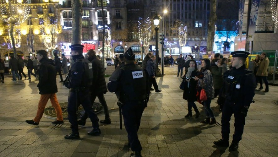 Policiers déployés le 31 décembre 2015 sur les Champs Elysées à Paris