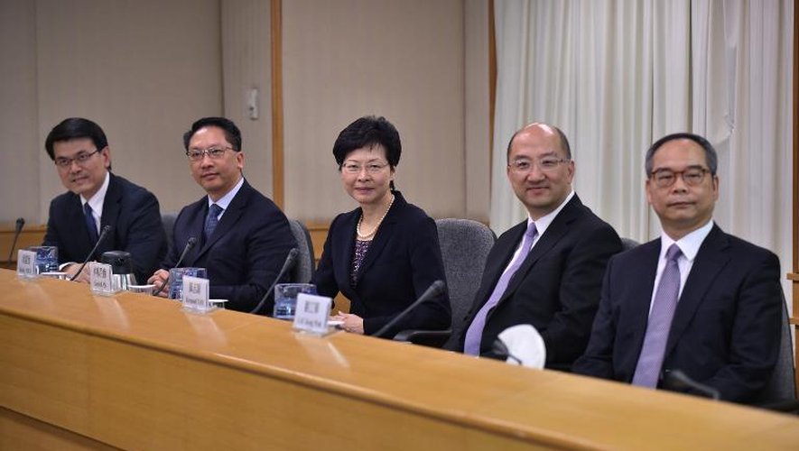 Les représentants du gouvernement local de Hong Kong (de g à d) Edward Yau, Rimsky Yuen, Carrie Lam, Raymond Tam and Lau Kong s'apprêtent à discuter avec des représentants des manifestants prodémocratie, le 21 octobre 2014