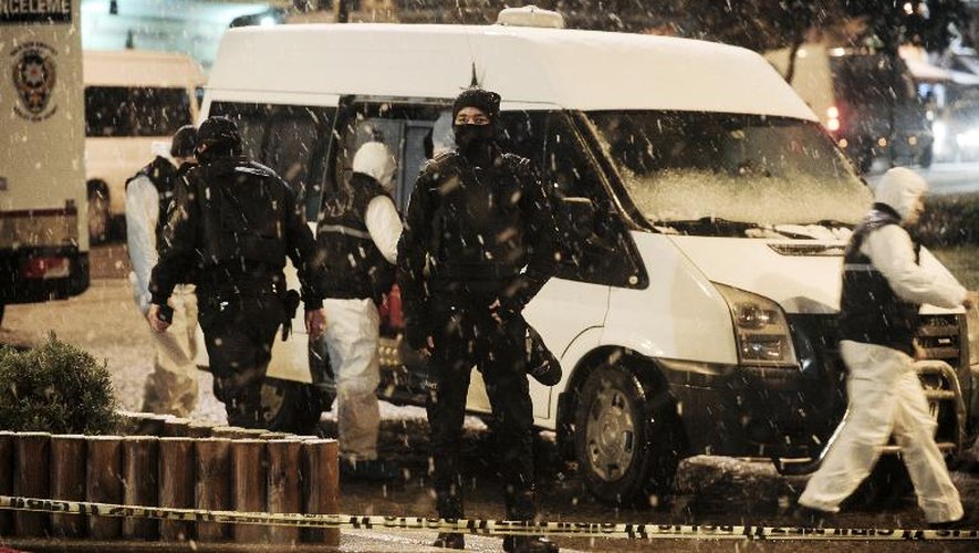 Des policiers bouclent le 6 janvier 2015 le quartier où un attentat-suicide a été commis à Istanbul
